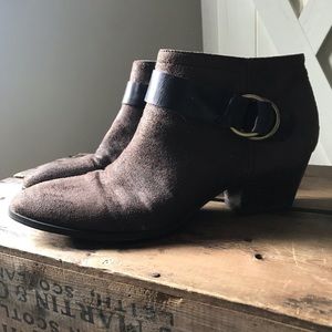 Women’s size 9 heel booties